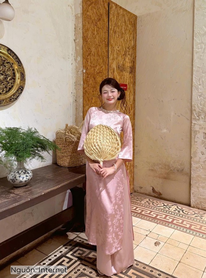 Mẫu áo dài gấm hồng pastel cổ tròn tay lỡ nữ tính