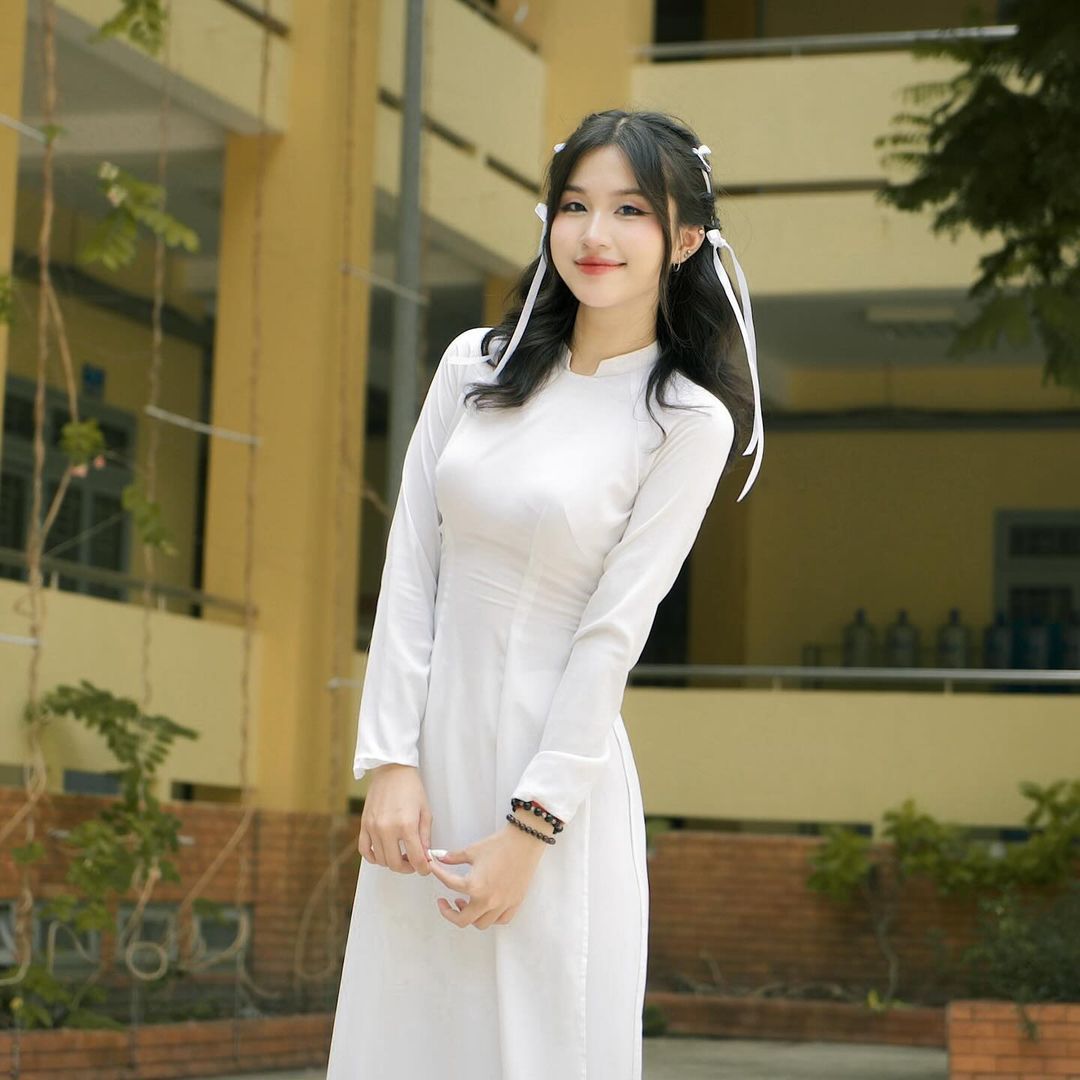Hình ảnh nữ sinh mặc áo dài trắng