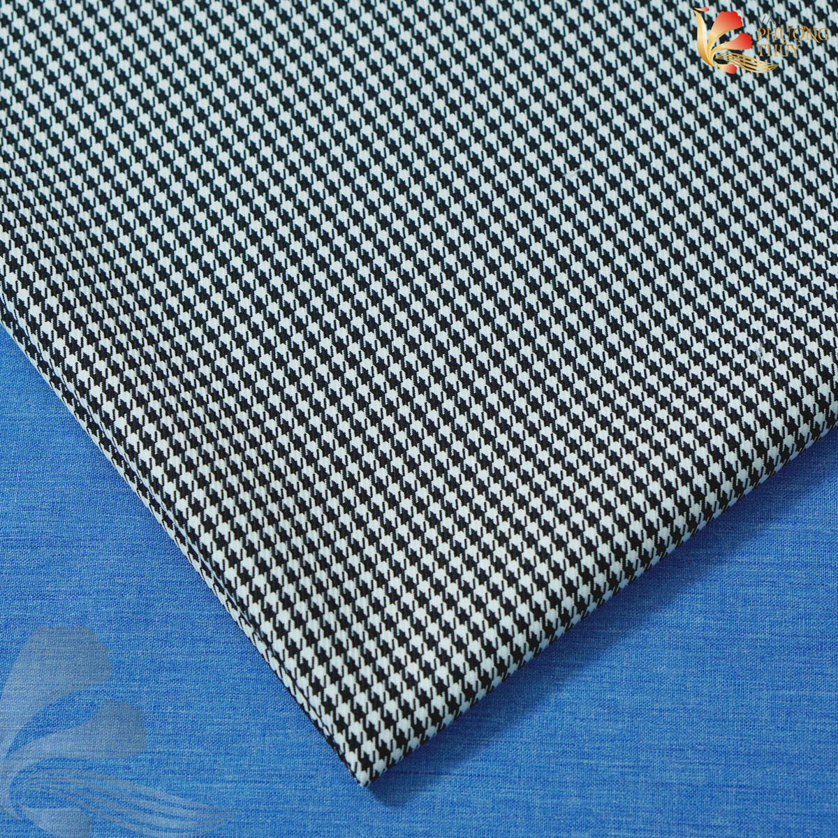 Ngoài thời trang, vải bố còn được dùng trong nội thất gia đình như sofa ghế hay rèm cửa