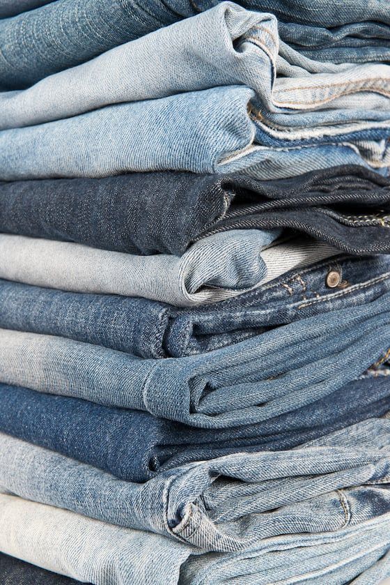 Quần ống suông may từ vải jean denim, phong cách mạnh mẽ, phù hợp với trang phục hàng ngày.