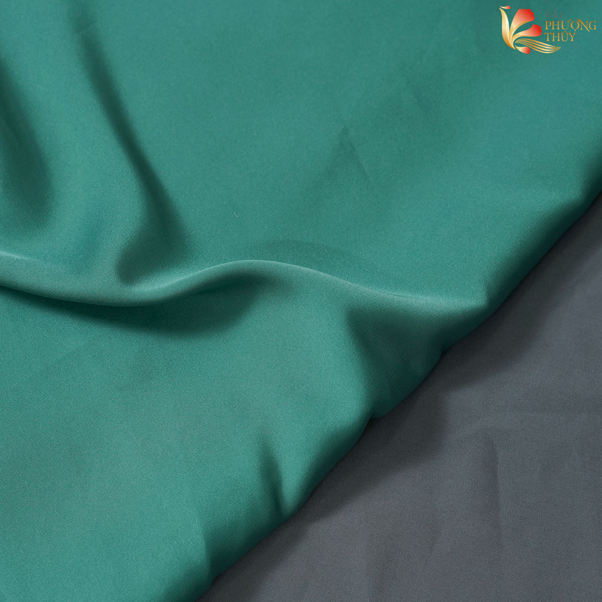 Vải satin sang trọng, bóng mịn, mang lại cảm giác thoải mái khi ngủ.