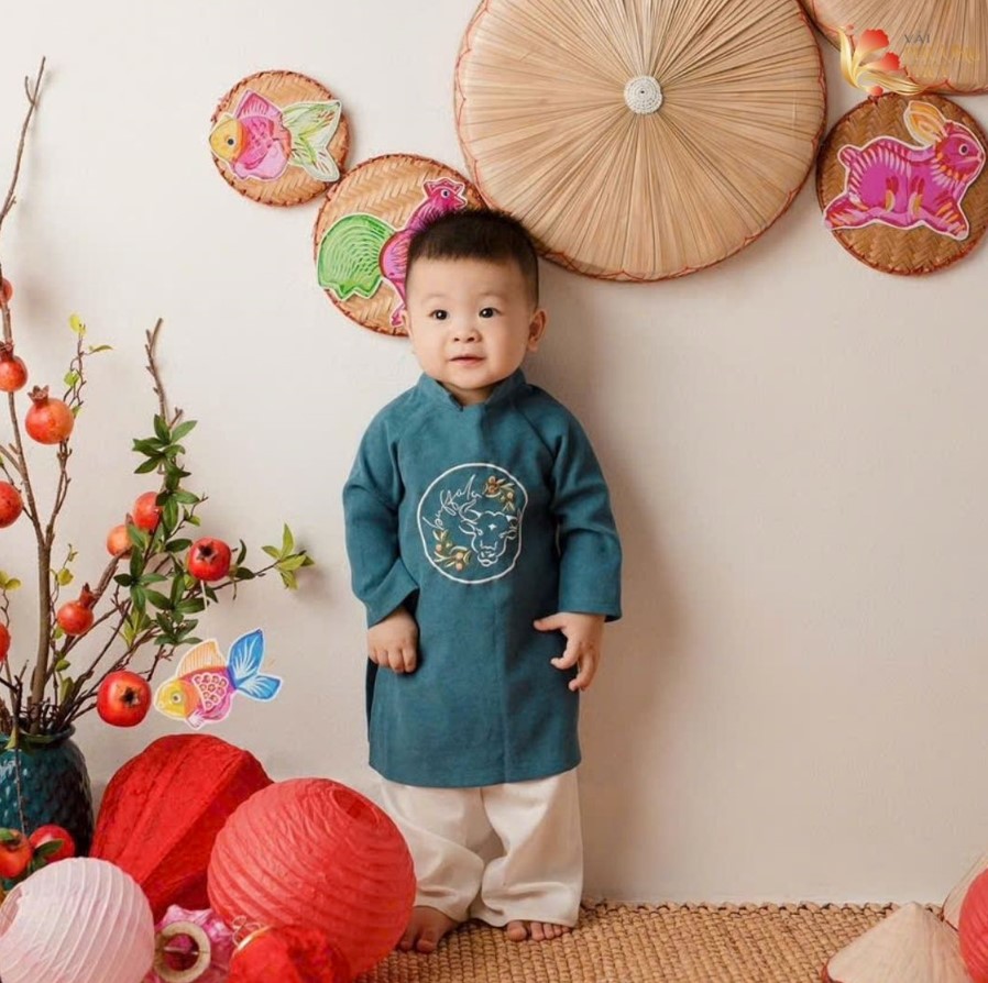 Gợi ý mẫu áo dài cho bé trai theo chất liệu vải