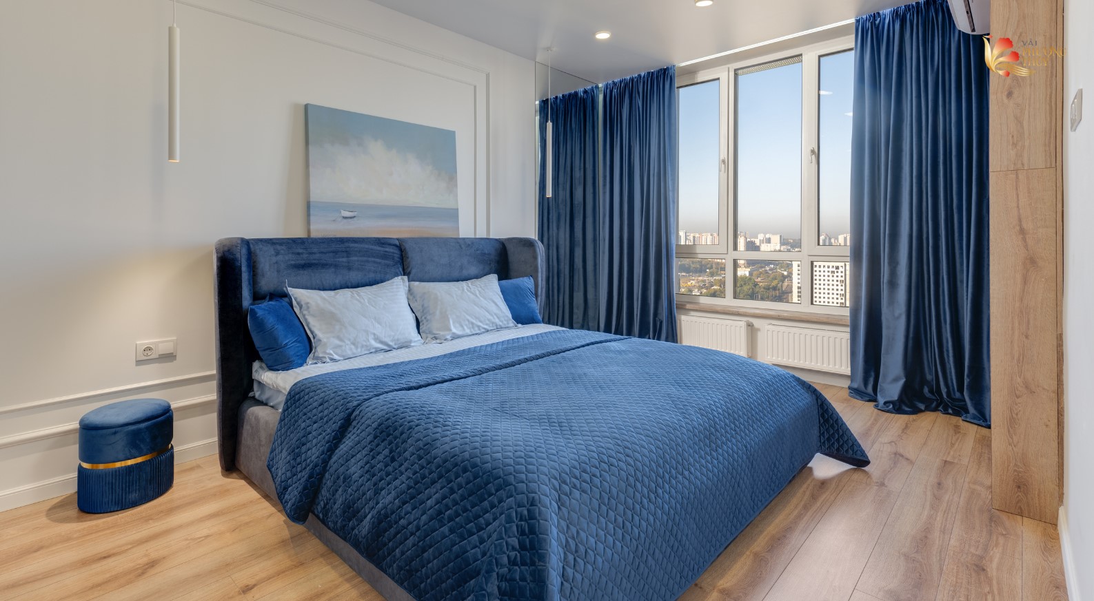 Nếu bạn dùng một loại vải cho cả rèm, drap, ga gối, hãy chọn loại dễ phối, màu trung tính, giúp không gian đồng nhất hơn.