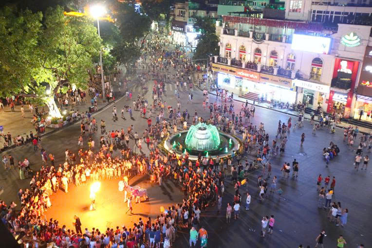 Trung Thu Hà Nội: Dưới Ánh Trăng, Hương Thu Gọi Lòng Người