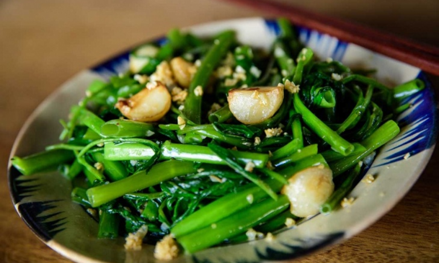 Bị mụn cóc kiêng rau muống