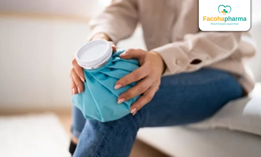 Chườm nóng hoặc lạnh giúp giảm đau nhức đầu gối