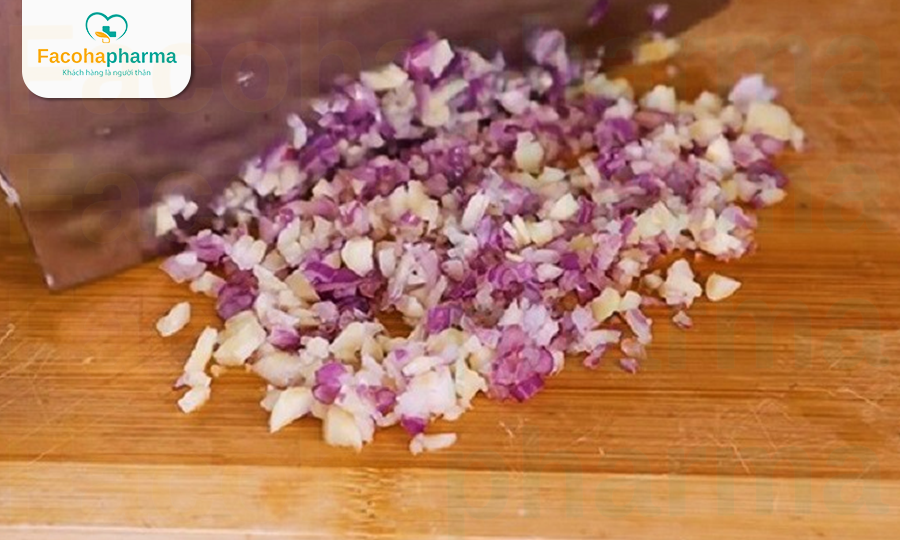 Trị mụn cóc bằng hành tím giã nát