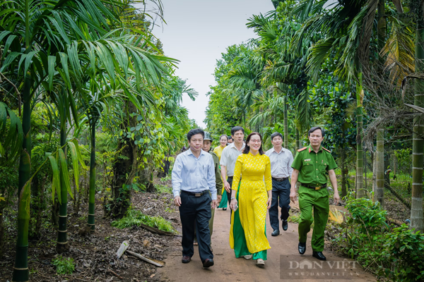 Lanh-da0-huyen-Krong-Pac-tham-quan-vuon-sau-rieng-Vietgap-1,3-ha-cua-gia-dinh-anh-Le-Van-Thanh-,-nam-2024-san-luong-uoc-dat-45-tan-va-nhung-cay-sau-rieng-co-thu-tai-huyen-Krong-Pac-(-Dak-Lak-)