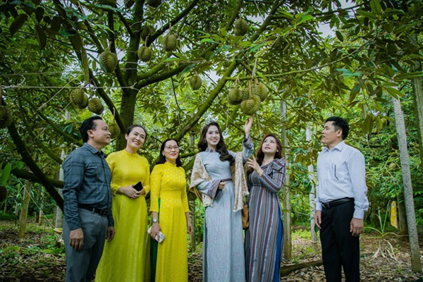 Hoa-hau-Dai-su-Du-lich-Viet-Nam-2024-Dinh-Thi-Hoa-duoc-cong-bo-la-dai-su-truyen-thong-cua-Le-hoi-Sau-rieng-Krong-Pac-nam-nay