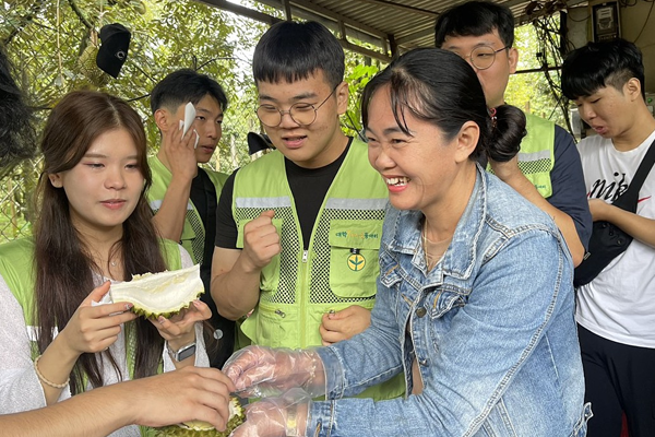 Du-khach-tham-vuon-sau-rieng-tai-Ea-Yong-huyen-Krong-Pac-giua-thang-7-Anh-UBND-huyen-Krong-Pac