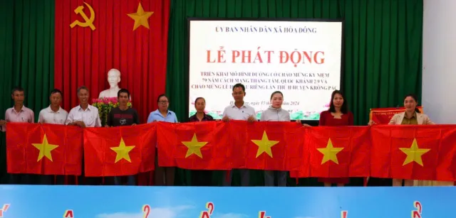 UBND-xa-Hoa-Dong-tang-co-To-quoc-cho-cac-nong-thon-,-buon-de-thuc-hien-mo-hinh