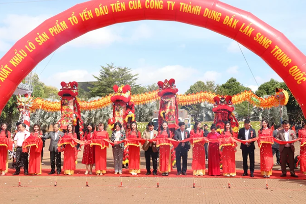 Cac-dai-bieu-cat-bang-cho-lo-yen-sao-dau-tien-tai-Dak-Lak-xuat-sang-thi-truong-Trung-Quoc-Anh-:-Quang-Yen