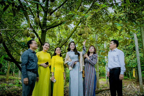 Lanh-dao-huyen-Krong-Pac-va-hoa-hau-Dinh-Thi-Hoa---Dai-su-truyen-thong-Le-hoi-sau-rieng-Krong-Pac-lan-II-(-Hoa-hau-Dai-su-du-lich-Viet-Nam-2024-)-tham-vuon-sau-rieng-Vietgap-cua-ong-Le-Van-Thanh