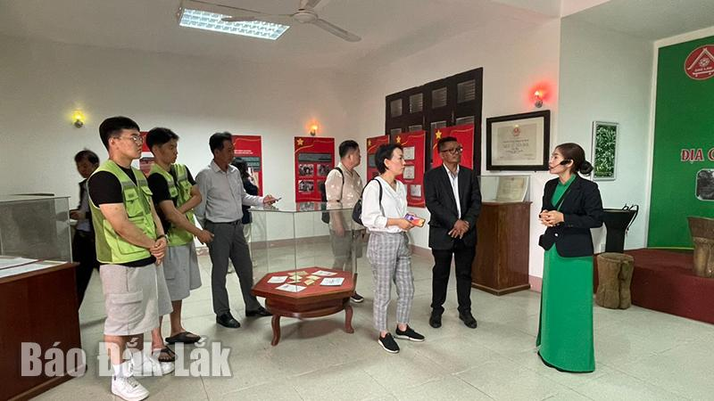 Khu-trung-bay-tu-lieu-,-hinh-anh-va-hien-vat-lich-su-Don-dien-CADA-thu-hut-dong-dao-du-khach-tham-quan