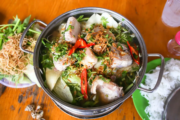Lẩu cá lăng với tác dụng thanh nhiệt cực tốt. @Shutterstock