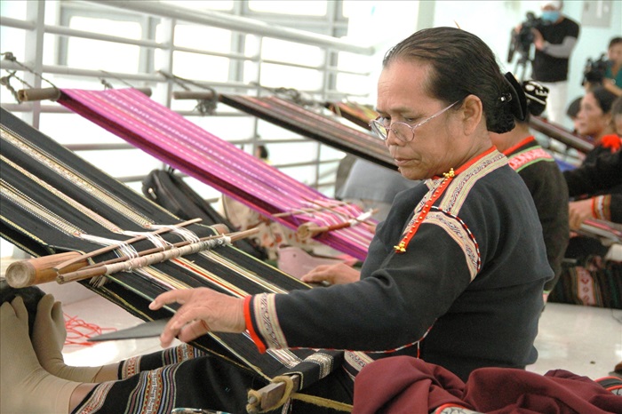 Nghệ nhân H’Wiêt Byă dệt thổ cẩm tại Ngày hội văn hóa thể thao các dân tộc huyện Krông Pắk năm 2022