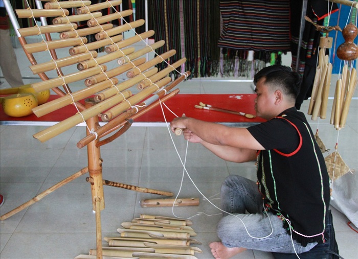 Nghệ nhân trẻ của xã Ea Uy chế tác đàn T’rưng