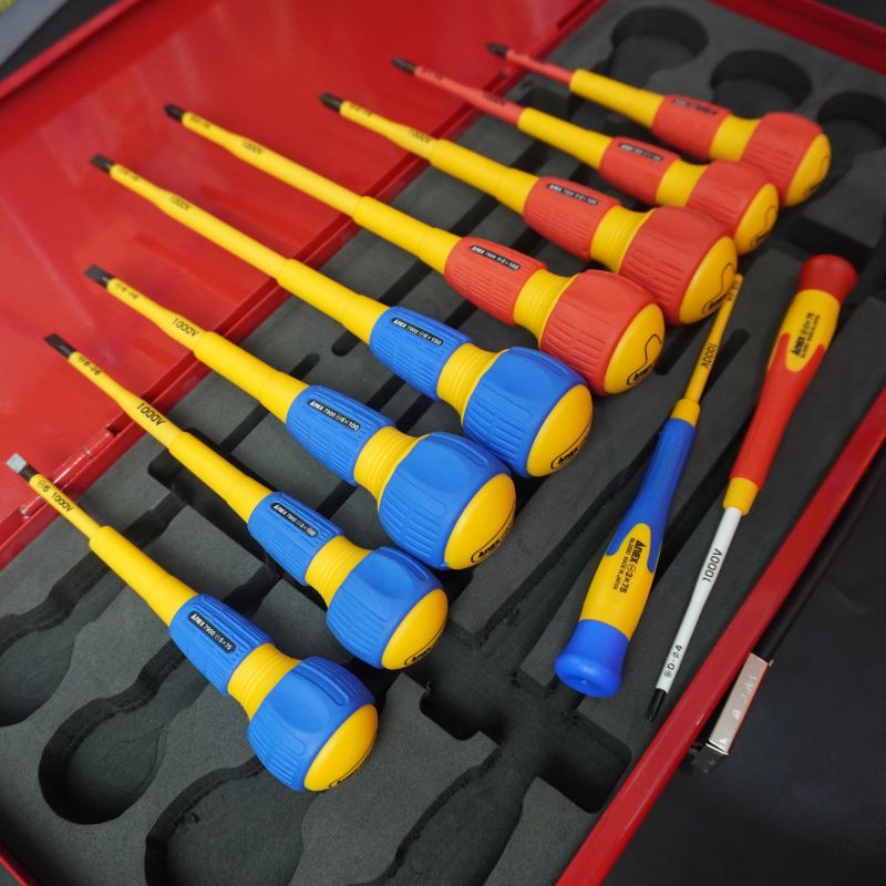 Vì sao thợ điện chuyên nghiệp nên sở hữu bộ tô vít cách điện 1000V Anex HXT-10AN Nhật Bản? 4 9