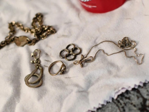 Bạc bị đen khi tiếp xúc với lưu huỳnh có trong không khí