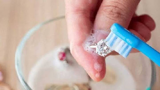 Sử dụng bàn chải mềm để làm sáng bạc bị đen