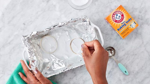 Baking soda có khả năng làm sáng bạc bị đen