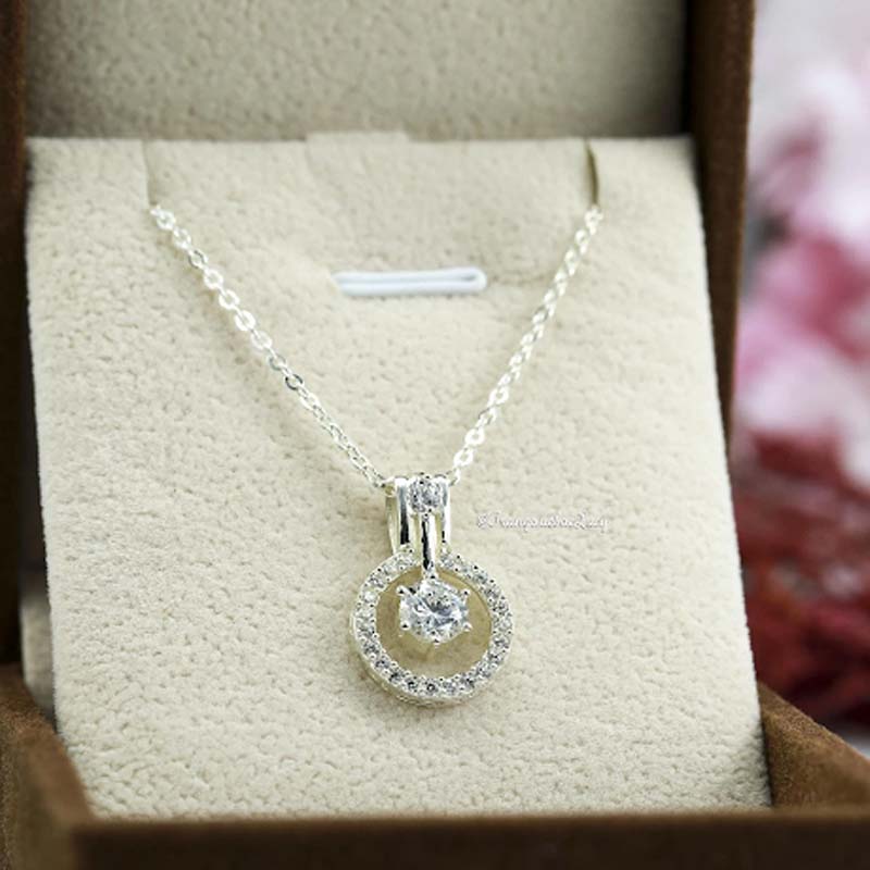 Cất giữ dây chuyền bạc trong hộp kín