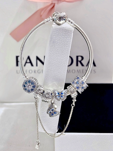 Vòng tay charm Pandora xinh xắn