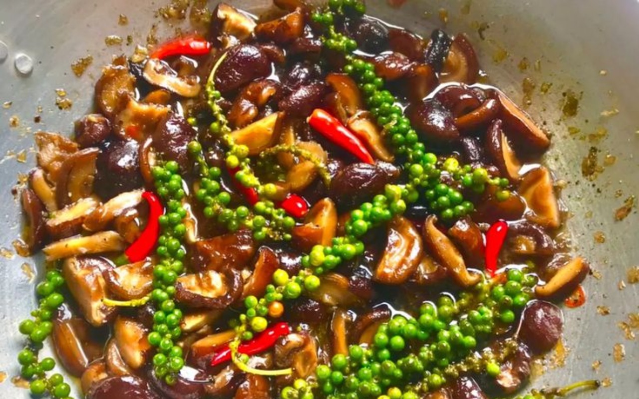 Chay Ngon Hùng Phát chia sẻ cách làm kho quẹt chay bằng nước tương, một món ăn chay thơm ngon, dễ làm, đậm đà, lý tưởng để ăn kèm cơm hoặc rau.