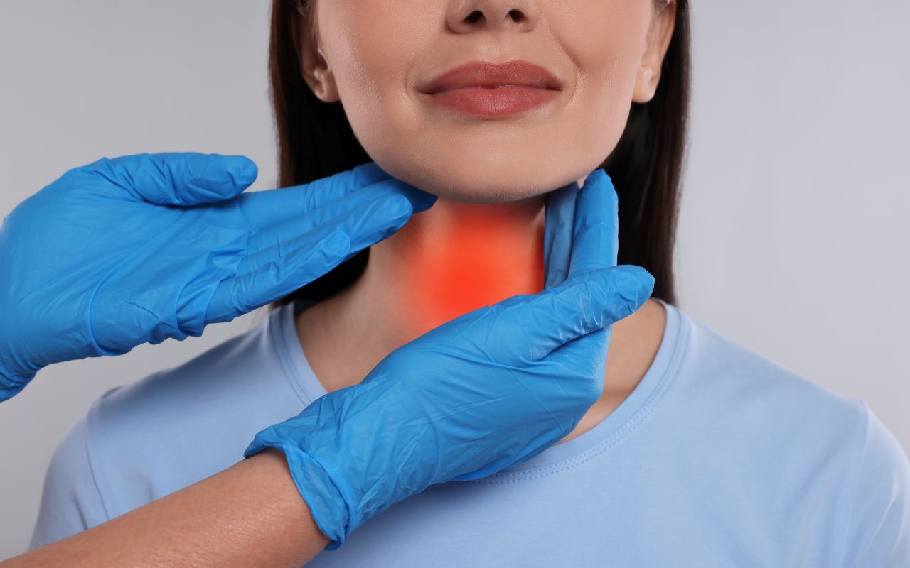 Dấu Hiệu Ung Thư Tuyến Giáp Giai Đoạn 1: Thường Thầm Lặng