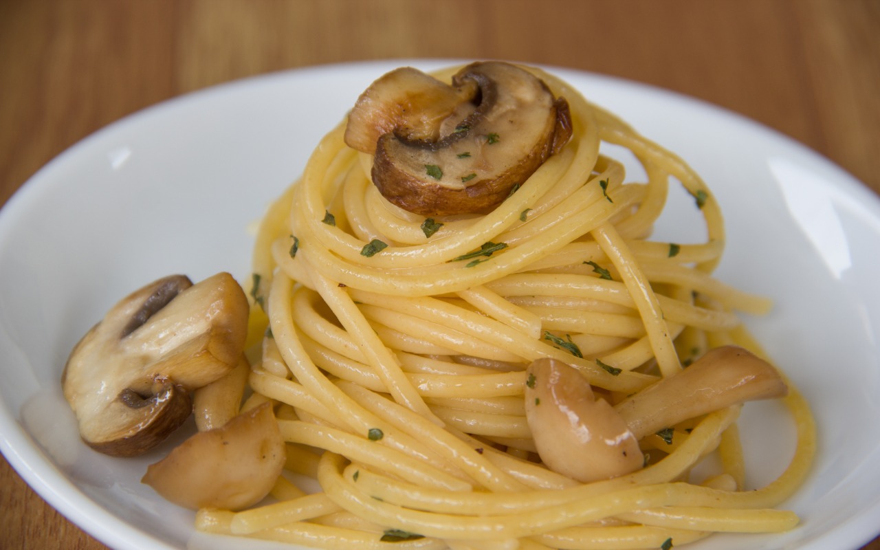 Công thức nấu mì quảng nấm chay đơn giản