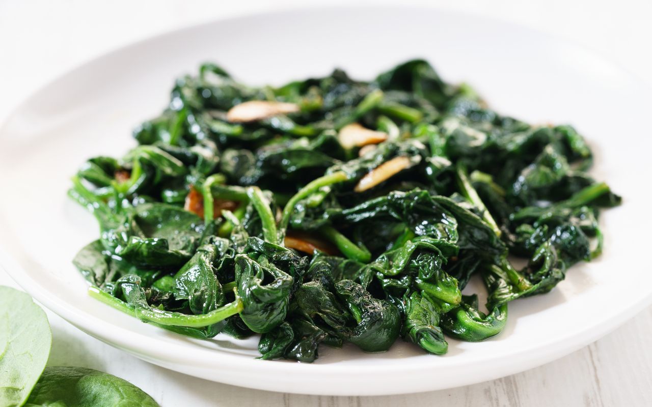 Cải bó xôi xào tỏi – món ăn chay nhẹ nhàng