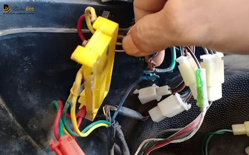 Hệ thống điện bị gián đoạn do hư hỏng cầu chì hoặc dây dẫn