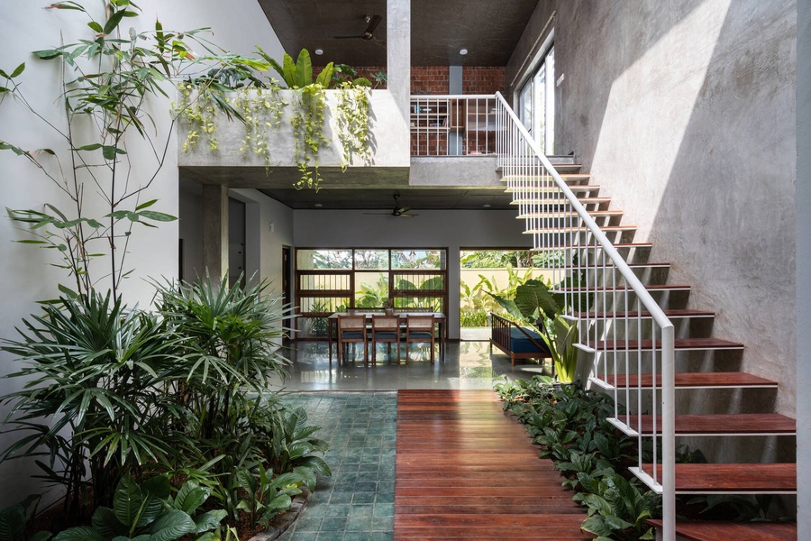 Đặt chậu cây decor ở ban công, chân cầu thang