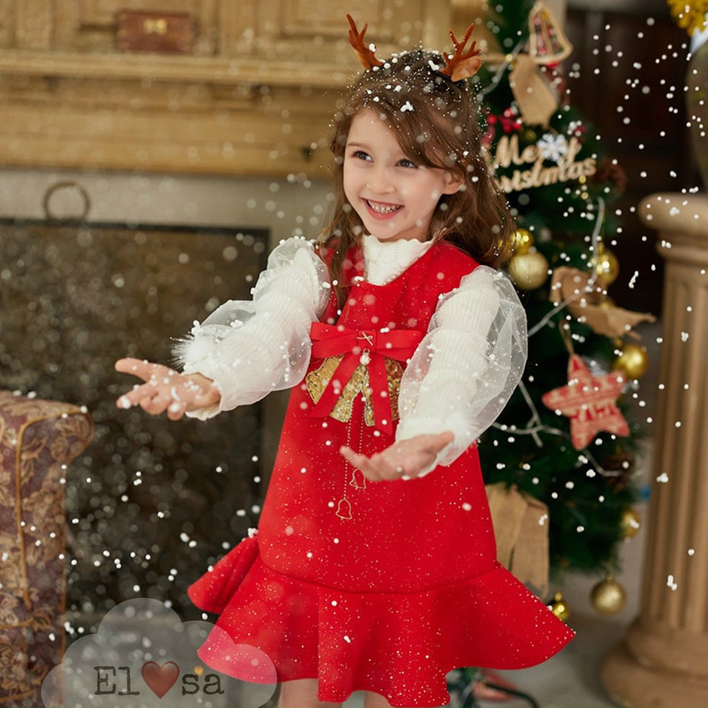 Váy đỏ Noel là trang phục dễ tìm, phổ biến mà các bé gái rất mê