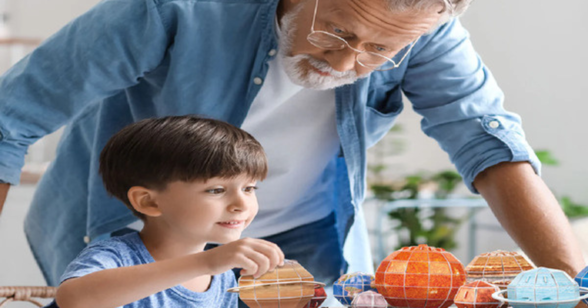 Mô hình hệ mặt trời chuyển động cho bé trai khám phá