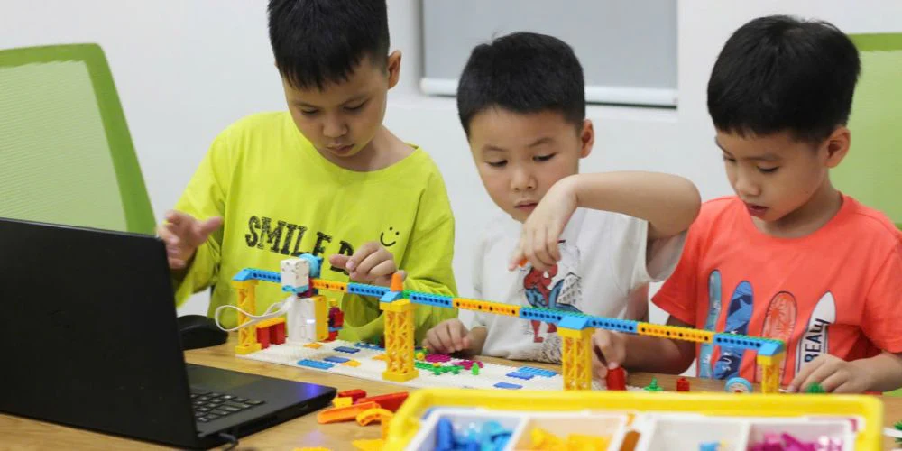 Đồ chơi STEM, robot thu hút các bé lớn tìm hiểu về khoa học, công nghệ