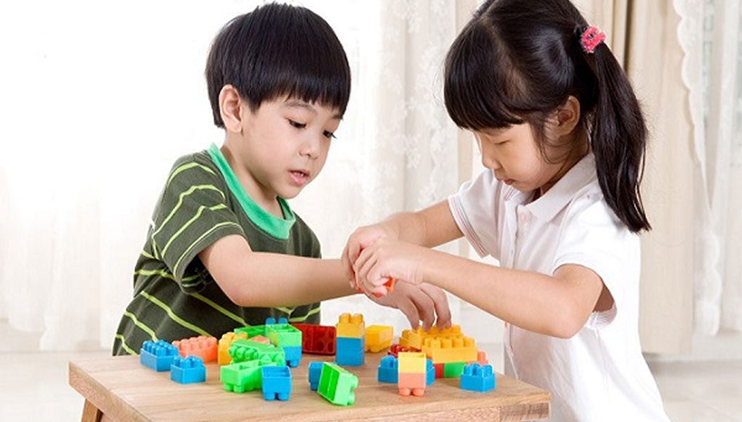 Hiểu rõ đặc điểm trí tuệ và cảm xúc của trẻ 5 tuổi để lựa chọn đồ chơi hiệu quả