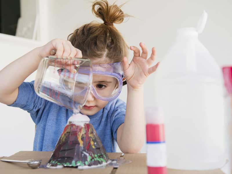 Đồ chơi khoa học thí nghiệm mang lại nhiều hứng thú khám phá cho bé 7 tuổi