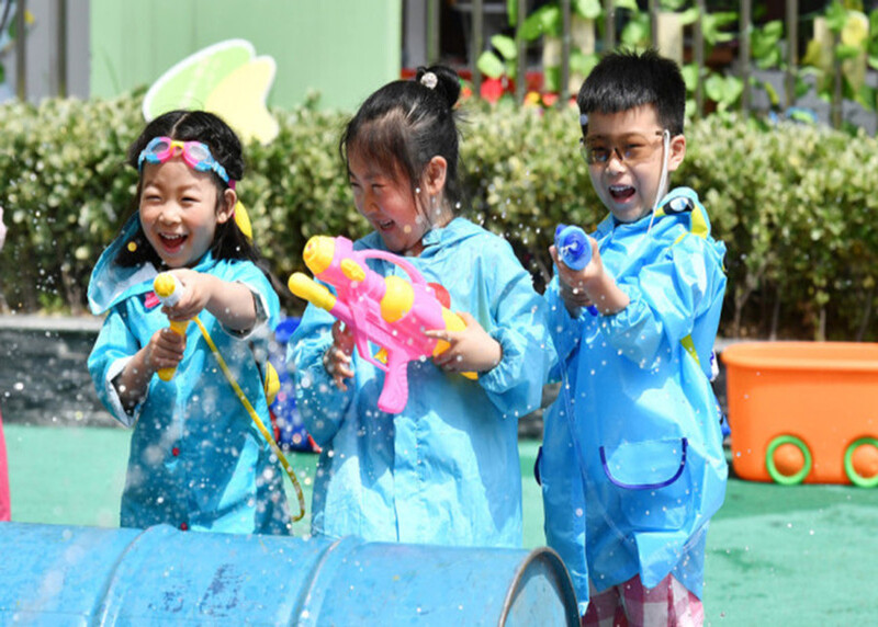 Khối mầm non học được gì từ những món đồ chơi nước