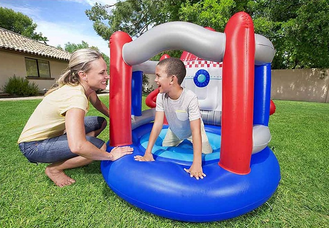 Nhà phao cũng có phiên bản mini để làm quà Giáng sinh 2025 cho bé