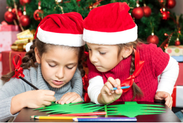 Bé làm hoa tuyết, cây thông dán lên cửa kính trang trí