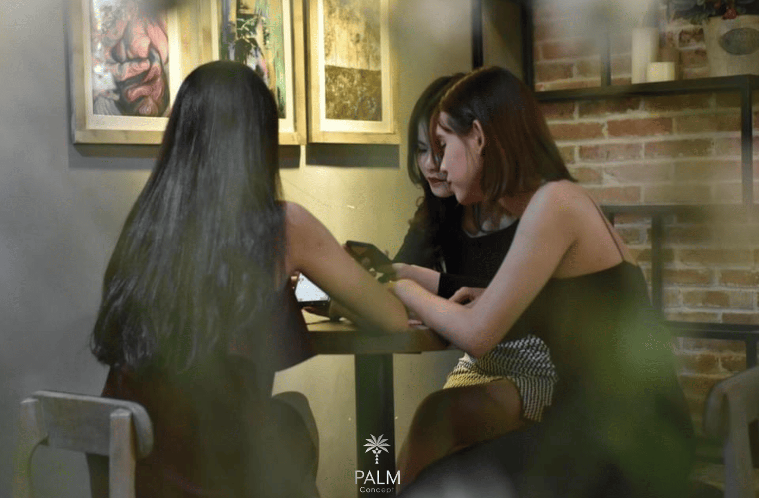 Tầng hai lại mang đến một không gian yên tĩnh và riêng tư hơn