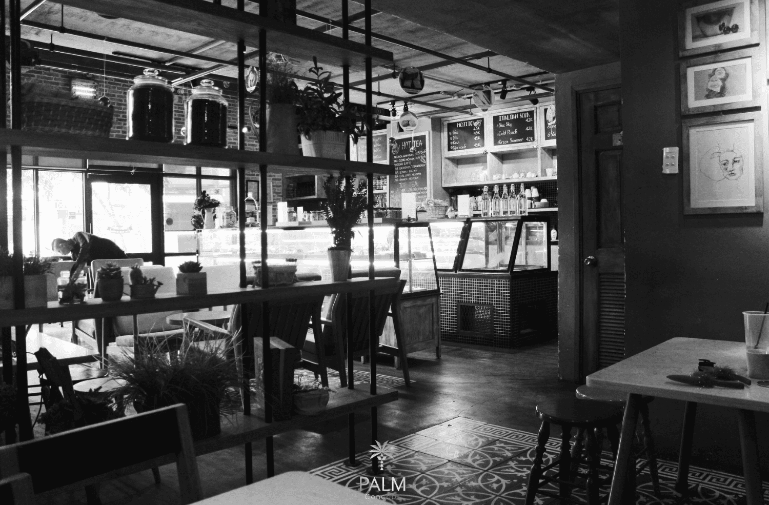 Thiết kế này tạo nên không gian quán gọn gàng nhưng không nhàm chán