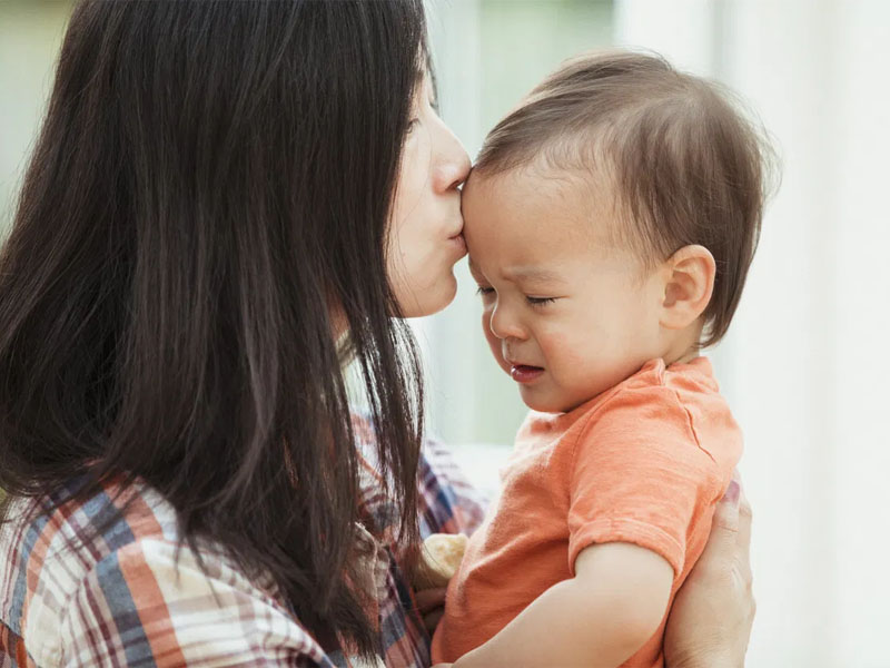 Dấu hiệu mất nước ở trẻ: Khóc không ra nước mắt, tã khô, thóp lõm, mắt trũng