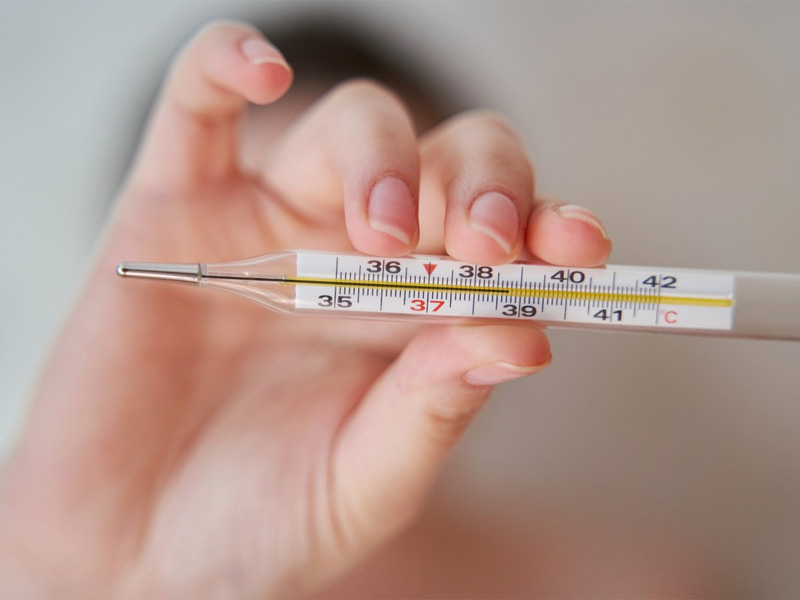 Đo thân nhiệt thường xuyên khi bị sốt để theo dõi tình trạng sức khỏe và có biện pháp hạ sốt kịp thời