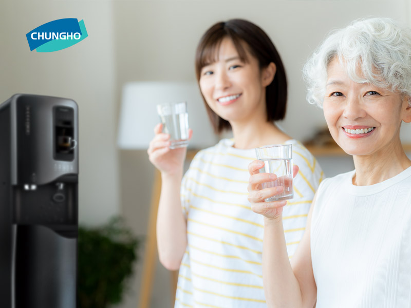 Gia đình hạnh phúc sử dụng máy lọc nước RO ChungHo Nais cho nguồn nước an toàn