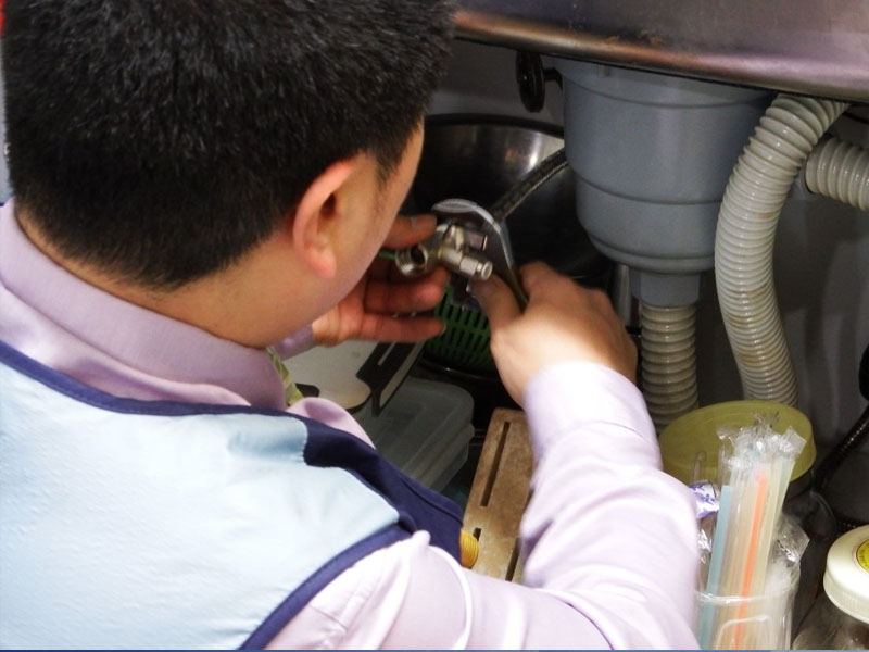 Kỹ thuật viên ChungHo đang bảo trì máy lọc nước, đảm bảo máy hoạt động ổn định và hiệu quả.