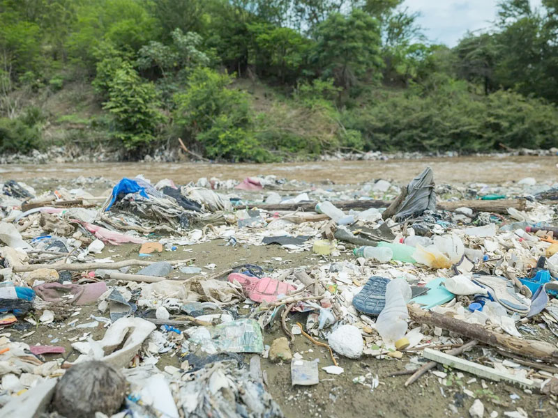 Nguồn gốc vi nhựa trong nước: Nước thải, rác thải nhựa, dòng chảy mặt đất, lắng đọng khí quyển