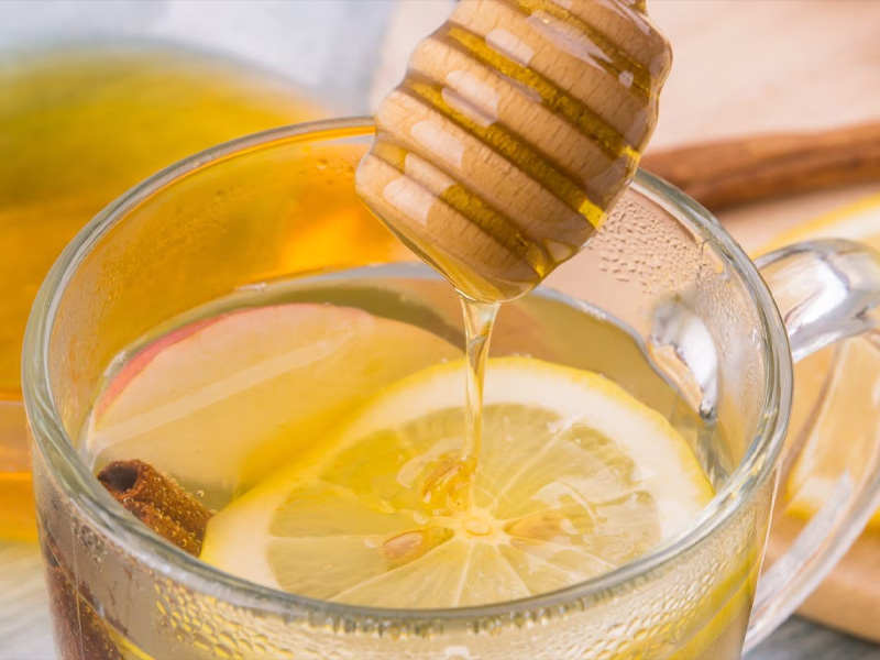Sự kết hợp hoàn hảo giữa vitamin C dồi dào từ chanh và đặc tính kháng khuẩn, dưỡng ẩm từ mật ong tạo nên thức uống tuyệt vời cho làn da