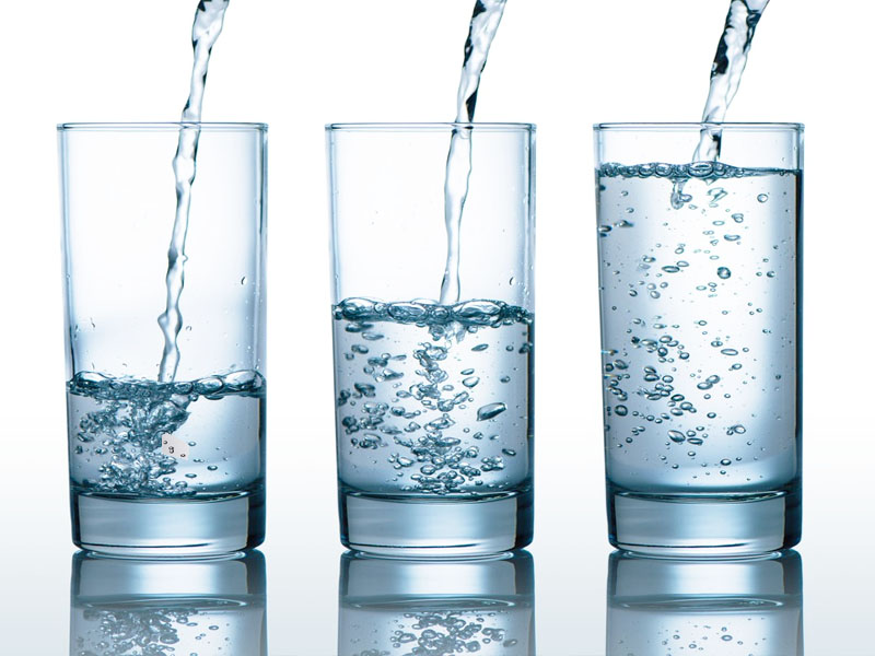 so sánh chi tiết nước điện giải, nước bù khoáng và nước tinh khiết